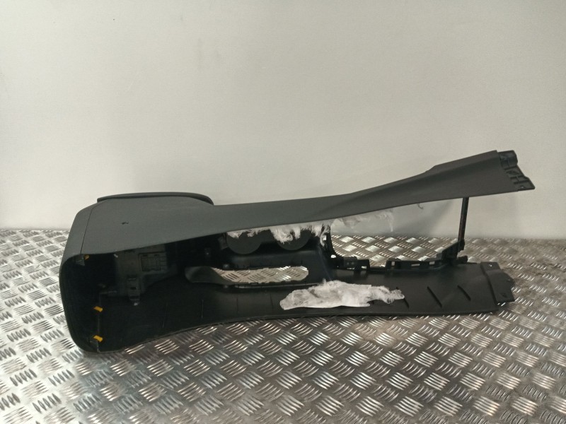 Recambio de apoyabrazos central para kia ceed referencia OEM IAM 84636J7000  