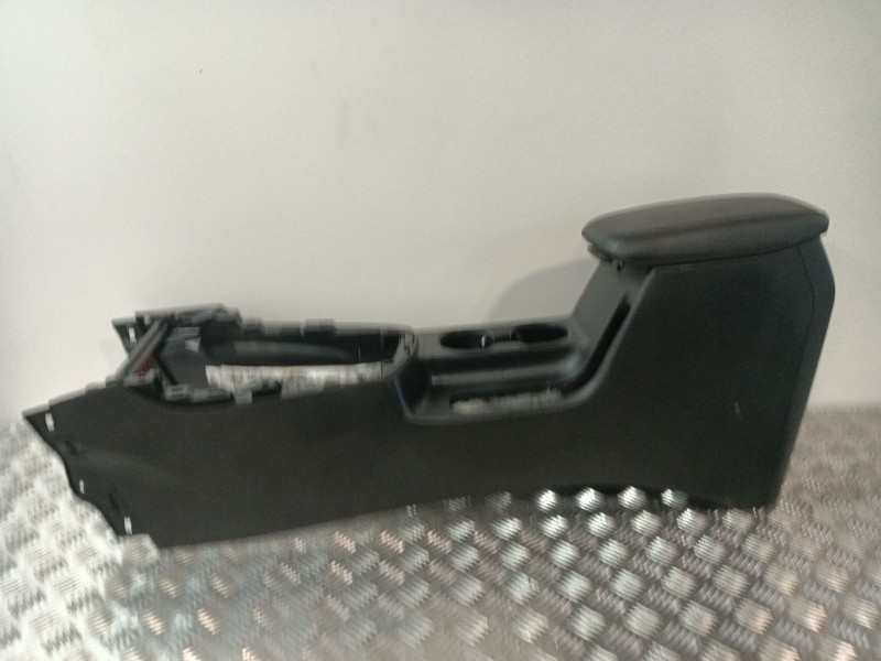 Recambio de apoyabrazos central para kia ceed referencia OEM IAM 84636J7000  