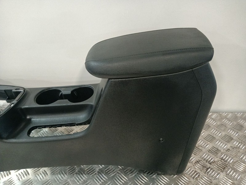 Recambio de apoyabrazos central para kia ceed referencia OEM IAM 84636J7000  
