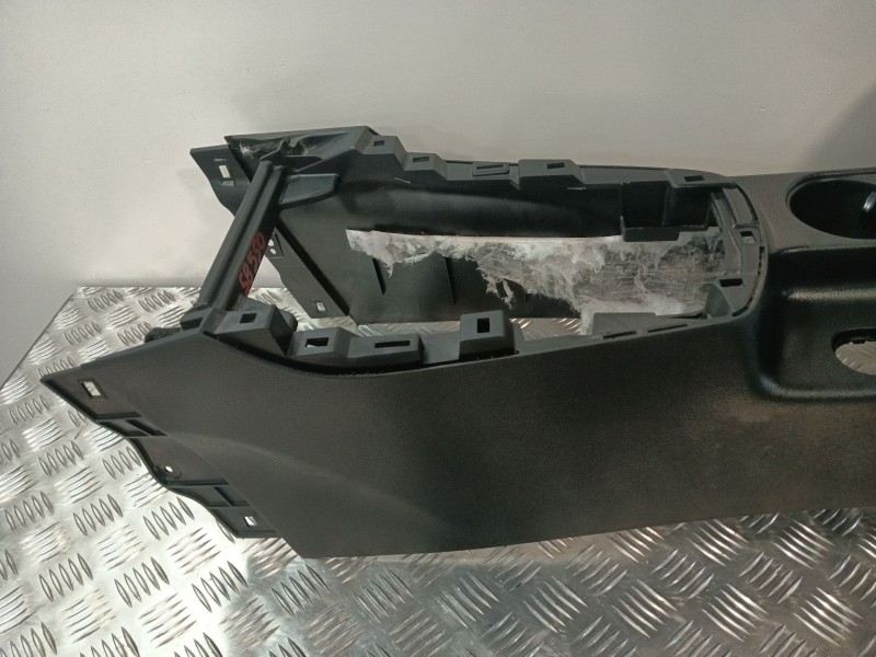 Recambio de apoyabrazos central para kia ceed referencia OEM IAM 84636J7000  