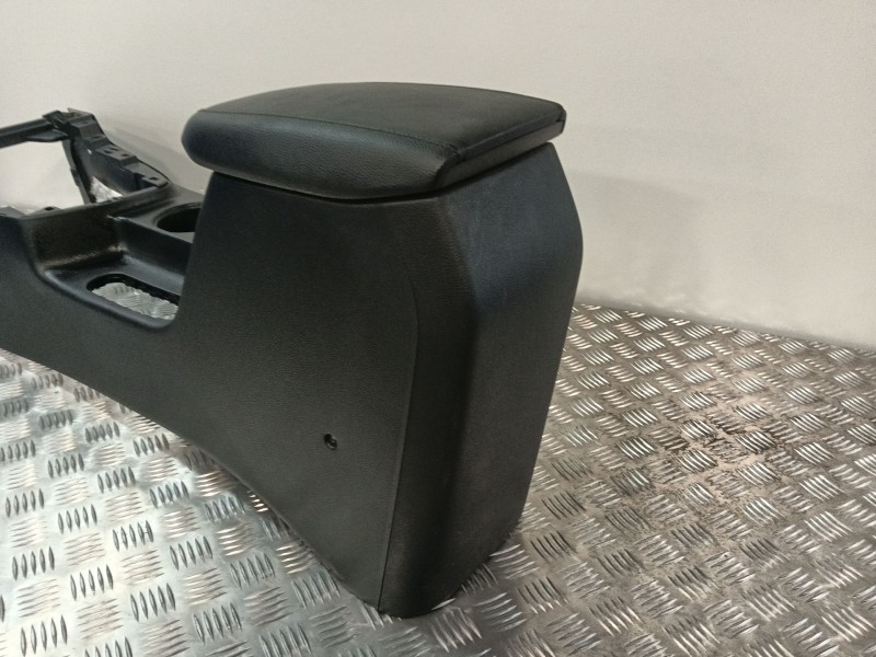 Recambio de apoyabrazos central para kia ceed referencia OEM IAM 84636J7000  
