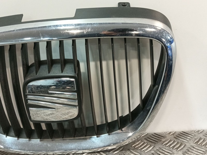 Recambio de rejilla delantera para seat altea (5p1) 1.9 tdi referencia OEM IAM 5P0853654  