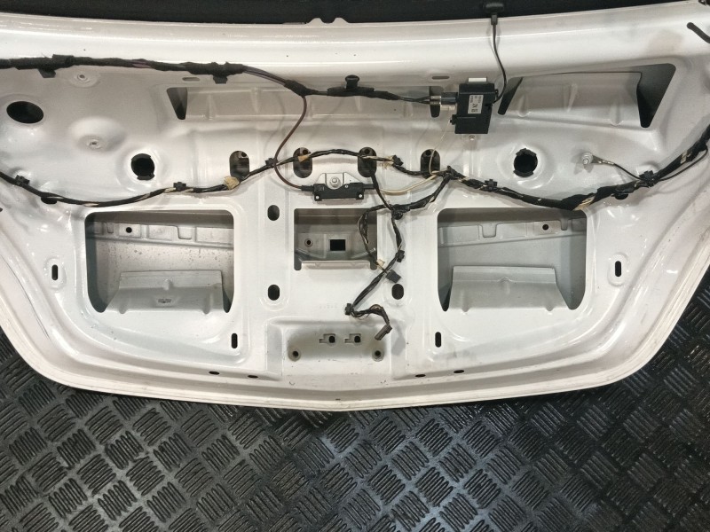 Recambio de porton trasero para opel insignia berlina 2.0 cdti cat referencia OEM IAM   