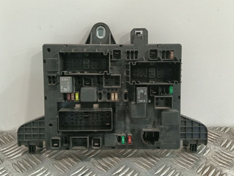 Recambio de caja reles / fusibles para opel astra j lim. 1.6 16v cat referencia OEM IAM 13302300  