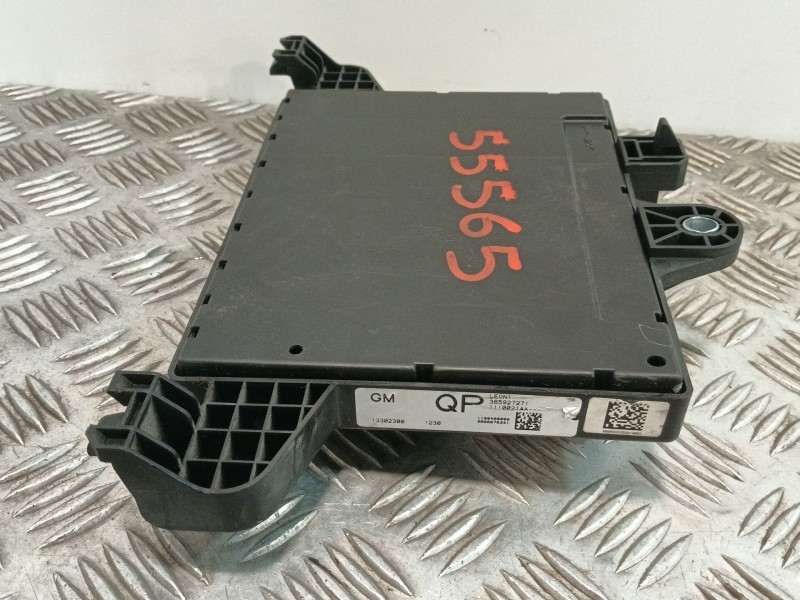 Recambio de caja reles / fusibles para opel astra j lim. 1.6 16v cat referencia OEM IAM 13302300  