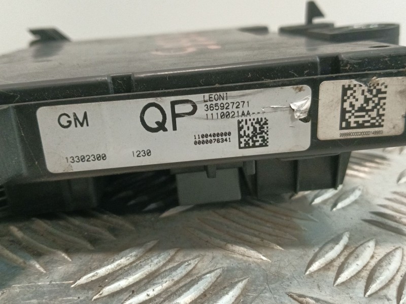 Recambio de caja reles / fusibles para opel astra j lim. 1.6 16v cat referencia OEM IAM 13302300  