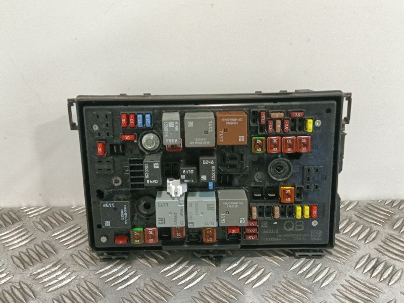 Recambio de caja reles / fusibles para opel astra j lim. 1.6 16v cat referencia OEM IAM C11000053 13302310 