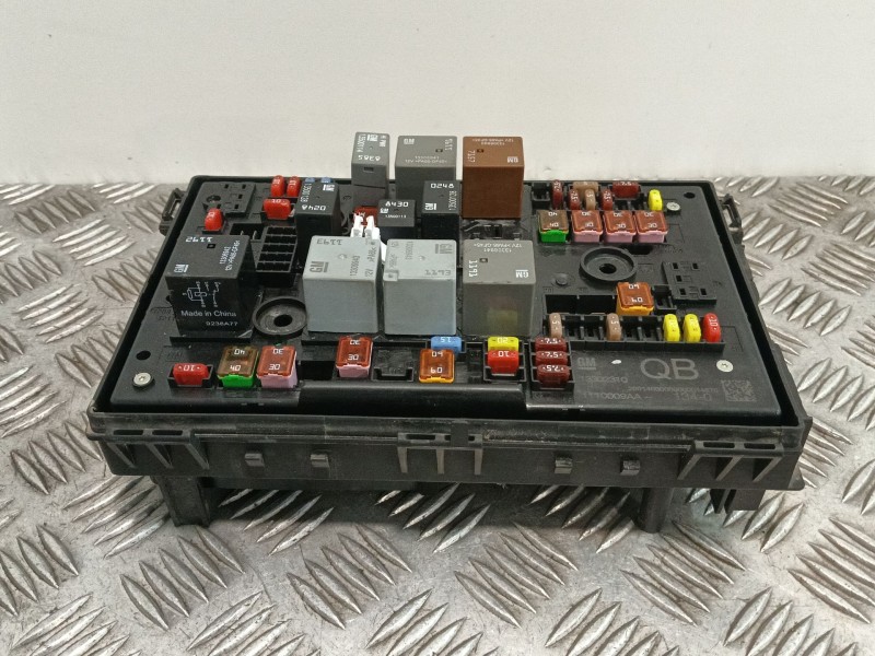 Recambio de caja reles / fusibles para opel astra j lim. 1.6 16v cat referencia OEM IAM C11000053 13302310 