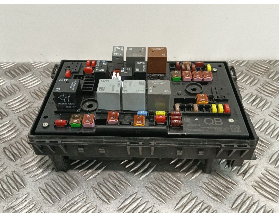 Recambio de caja reles / fusibles para opel astra j lim. 1.6 16v cat referencia OEM IAM C11000053 13302310 