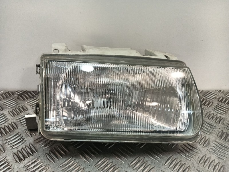Recambio de faro derecho para volkswagen polo iii (6n1) 75 1.6 referencia OEM IAM 084411123  
