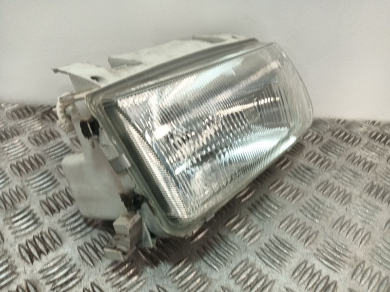 Recambio de faro derecho para volkswagen polo iii (6n1) 75 1.6 referencia OEM IAM 084411123  