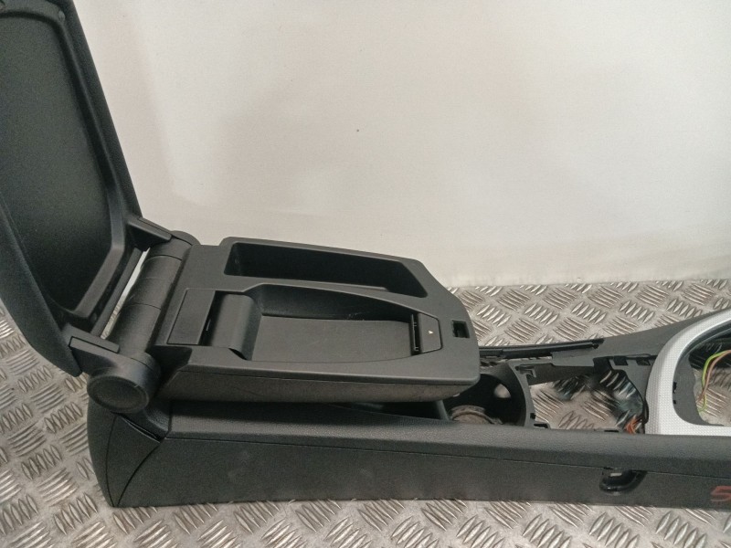 Recambio de apoyabrazos central para bmw 1 (e81) 118 d referencia OEM IAM 51167078568 712223111 51169110415