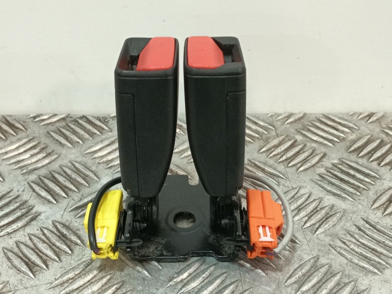 Recambio de enganche cinturon trasero izquierdo para volvo v40 hatchback (525) d3 referencia OEM IAM 31377484  