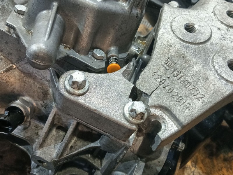 Recambio de caja cambios para opel corsa d referencia OEM IAM 55565178  