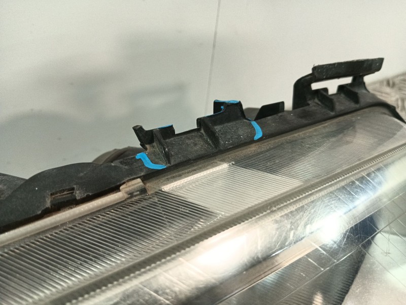 Recambio de faro derecho para renault megane ii berlina 5p referencia OEM IAM 89307005 7701064017 