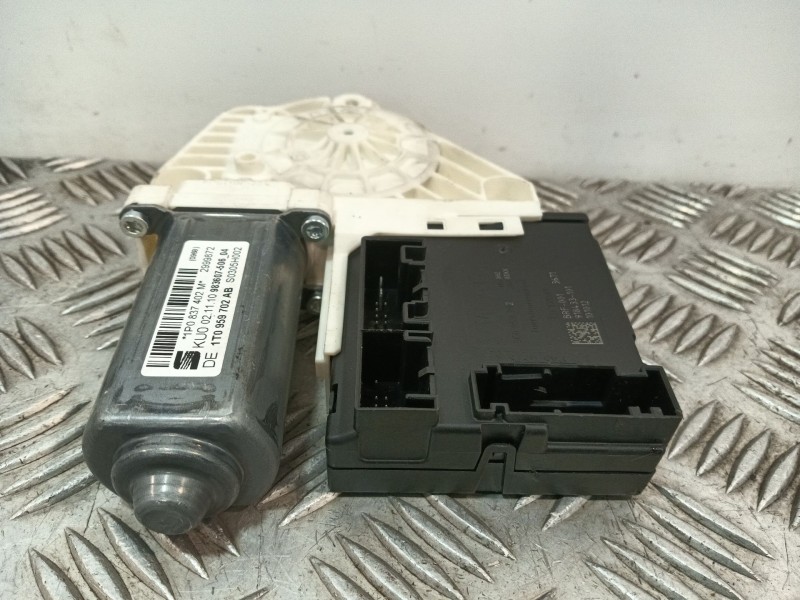 Recambio de motor elevalunas delantero derecho para seat leon (1p1) referencia OEM IAM 1P0837402M 7746020400 E840311609