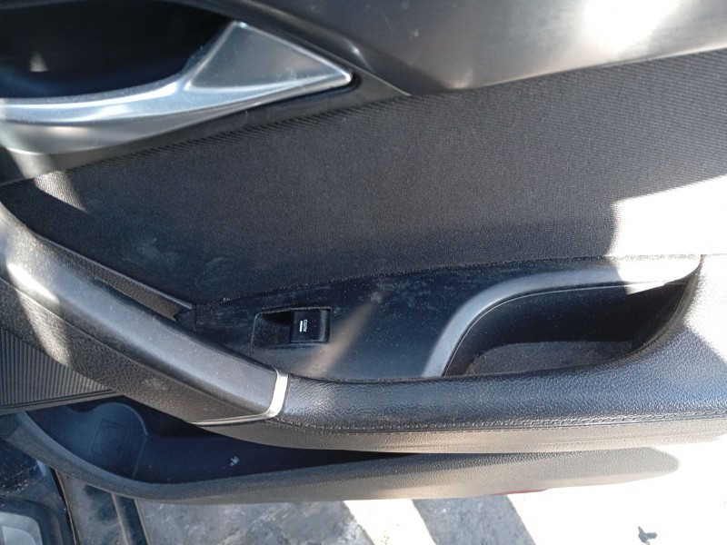 Recambio de mando elevalunas trasero derecho para hyundai i40 referencia OEM IAM 935803Z0504X  