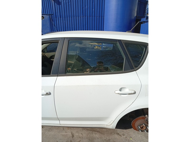 Recambio de puerta trasera izquierda para kia cee´d 1.6 crdi cat referencia OEM IAM 770031H000  