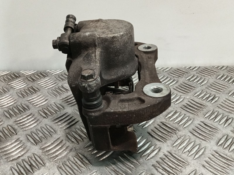 Recambio de pinza freno delantera derecha para opel insignia berlina 2.0 cdti cat referencia OEM IAM B0412  