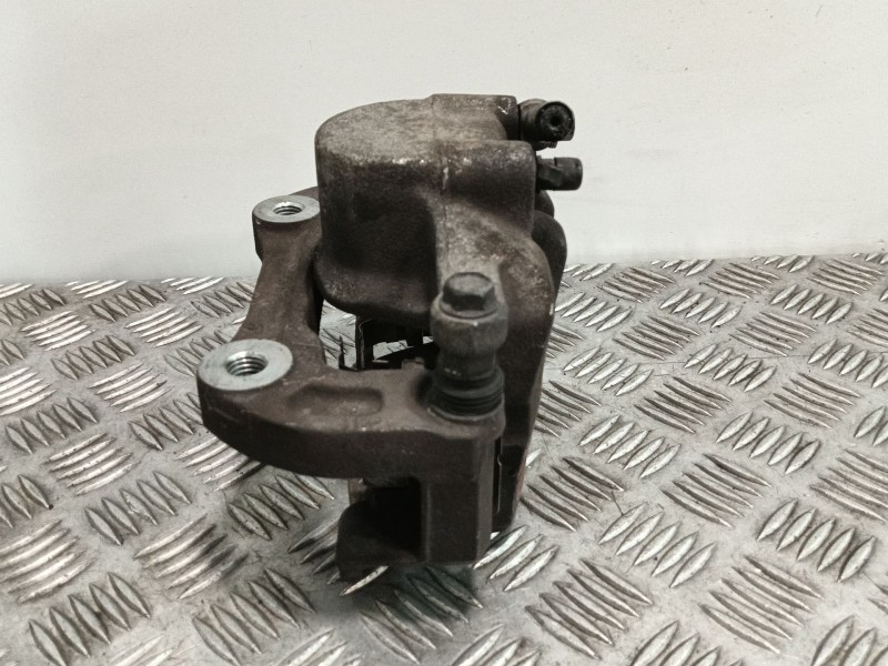 Recambio de pinza freno delantera derecha para opel insignia berlina 2.0 cdti cat referencia OEM IAM B0412  