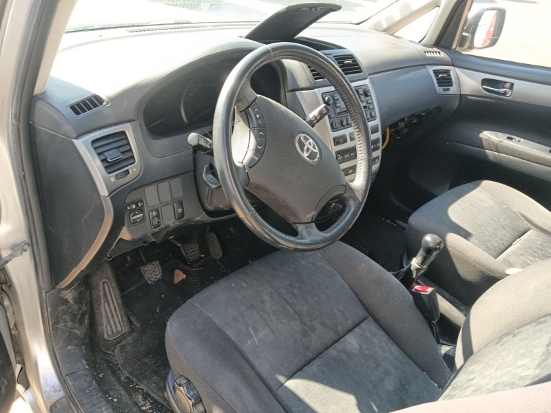 toyota avensis verso (m20) del año 2004