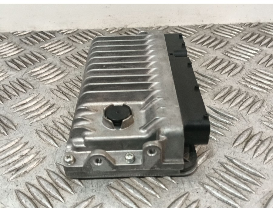 Recambio de centralita motor uce para toyota yaris (_p13_) 1.5 hybrid (nhp130_) referencia OEM IAM 896610DC01 MB2756002840 