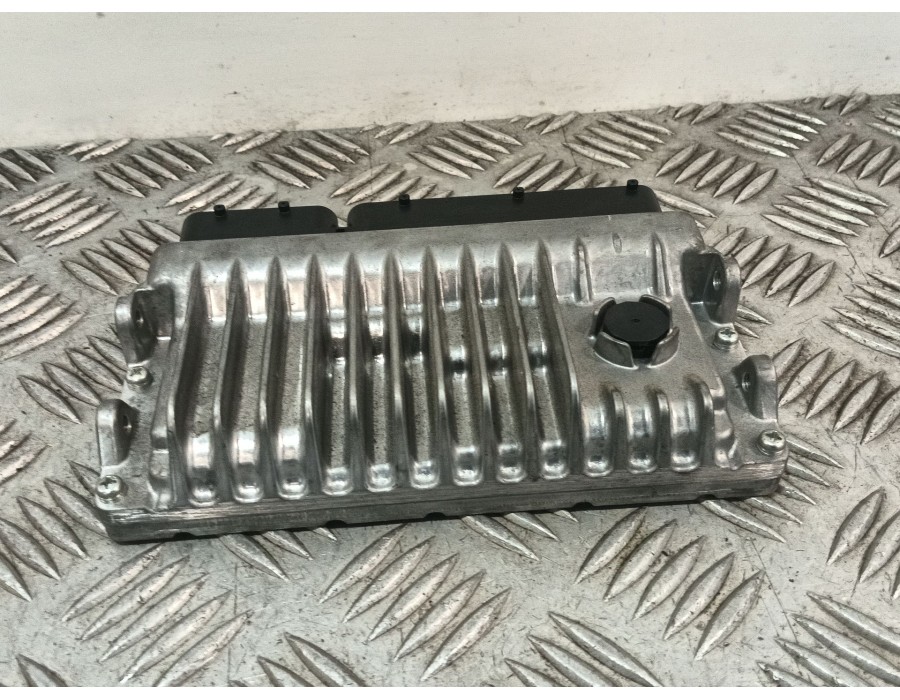 Recambio de centralita motor uce para toyota yaris (_p13_) 1.5 hybrid (nhp130_) referencia OEM IAM 896610DC01 MB2756002840 