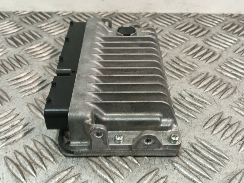 Recambio de centralita motor uce para toyota yaris (_p13_) 1.5 hybrid (nhp130_) referencia OEM IAM 896610DC01 MB2756002840 
