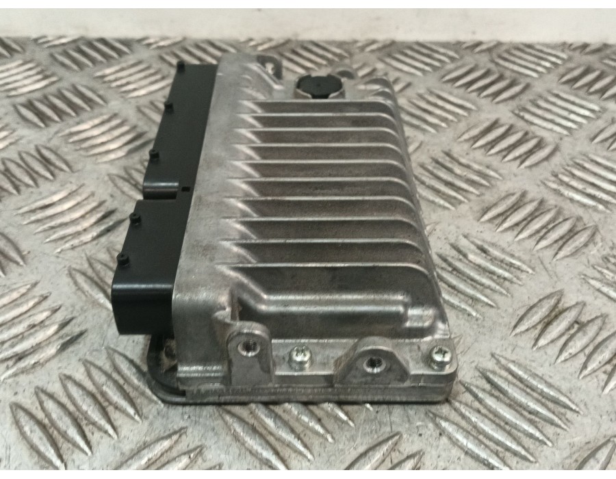 Recambio de centralita motor uce para toyota yaris (_p13_) 1.5 hybrid (nhp130_) referencia OEM IAM 896610DC01 MB2756002840 