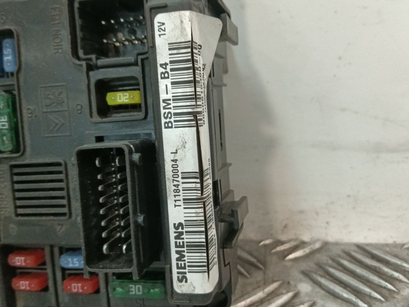 Recambio de caja reles / fusibles para peugeot 1007 (km_) 1.4 hdi referencia OEM IAM T118470004L 965061838000 