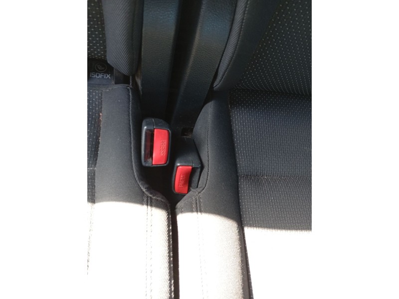 Recambio de enganche cinturon trasero central para kia carens iv 1.7 crdi referencia OEM IAM 89860A4100WK 89830A4200WK 