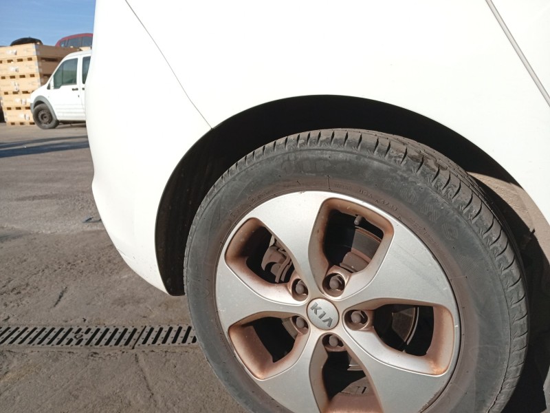 Recambio de paso de rueda trasero derecho para kia carens iv 1.7 crdi referencia OEM IAM 86840A4000  
