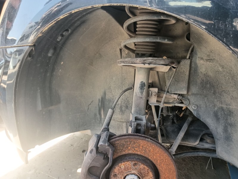 Recambio de paso de rueda delantero izquierdo para peugeot 307 cc (3b) 2.0 16v referencia OEM IAM 7136N6  
