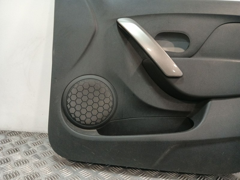 Recambio de guarnecido puerta delantera derecha para dacia sandero referencia OEM IAM 809002525R 809000922R 