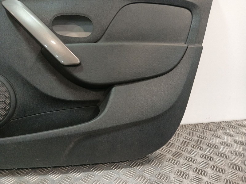 Recambio de guarnecido puerta delantera derecha para dacia sandero referencia OEM IAM 809002525R 809000922R 
