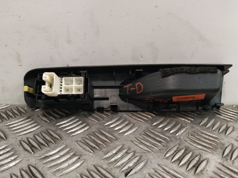 Recambio de mando elevalunas trasero derecho para toyota yaris (_p13_) 1.5 (nsp131_) referencia OEM IAM 742710D400  