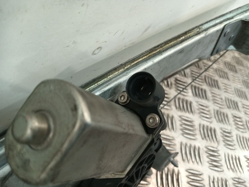 Recambio de elevalunas delantero derecho para dacia sandero referencia OEM IAM 9030256 128000842 