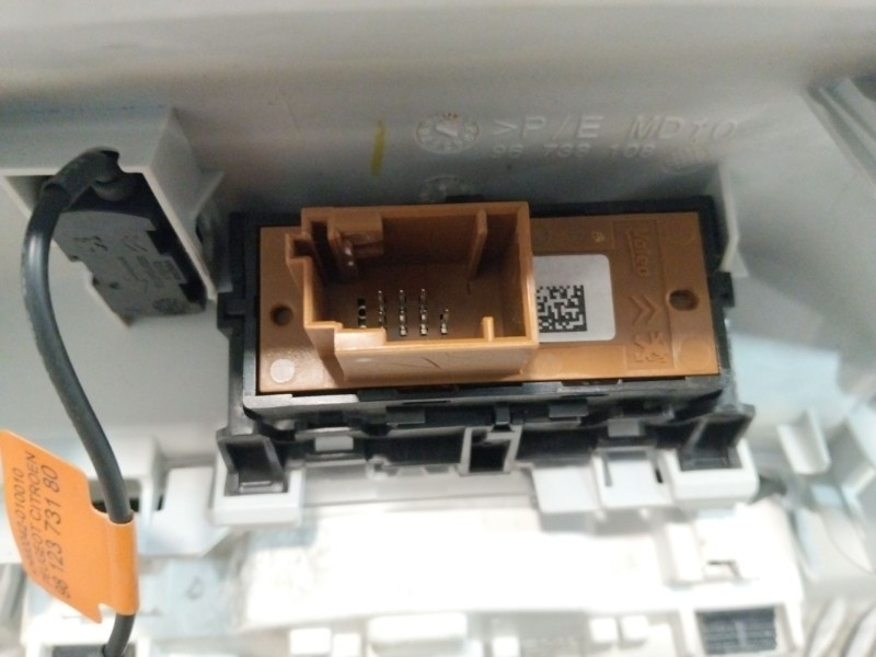 Recambio de luz interior para peugeot 208 referencia OEM IAM 96738108  
