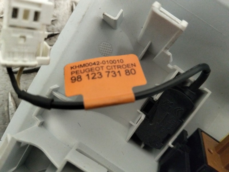 Recambio de luz interior para peugeot 208 referencia OEM IAM 96738108  