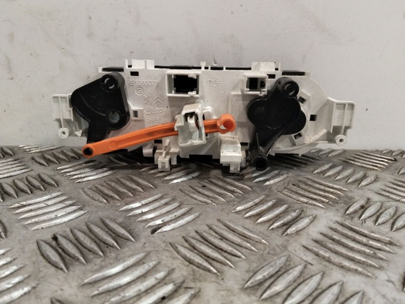 Recambio de mando climatizador para peugeot 208 referencia OEM IAM E1063071  