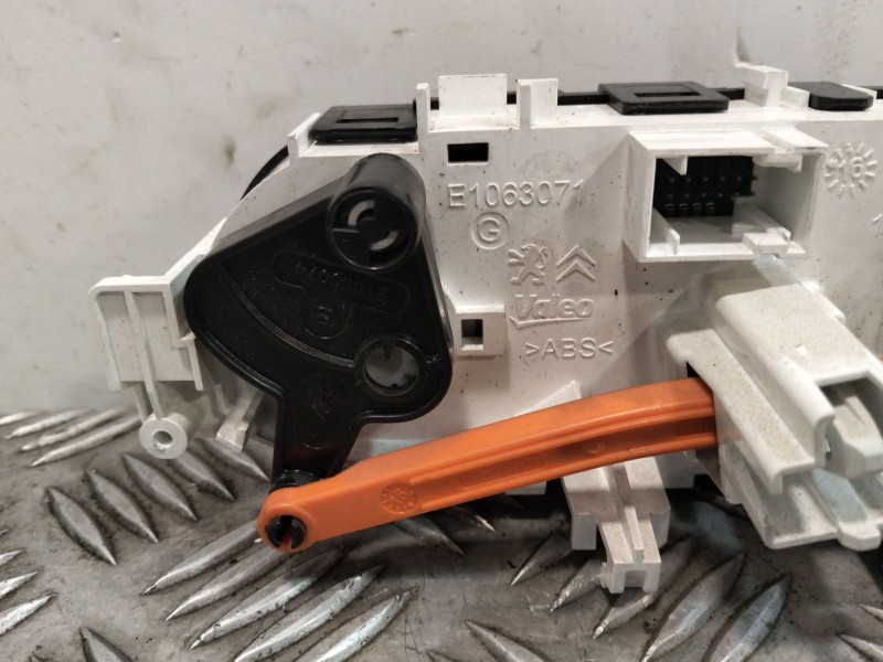 Recambio de mando climatizador para peugeot 208 referencia OEM IAM E1063071  