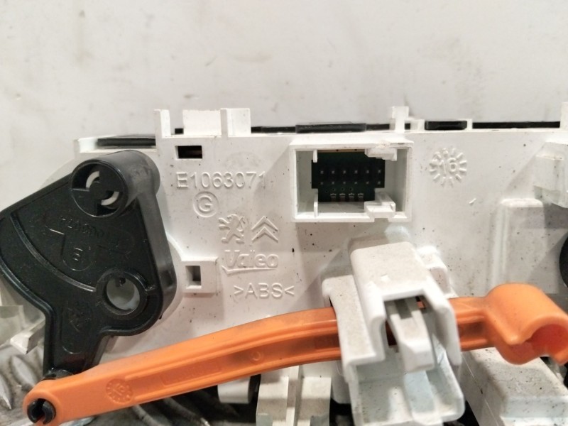 Recambio de mando climatizador para peugeot 208 referencia OEM IAM E1063071  