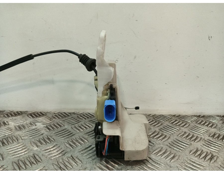 Recambio de cerradura puerta delantera izquierda para volkswagen polo iv (9n_, 9a_) 1.4 tdi referencia OEM IAM 3B1837015AQ  