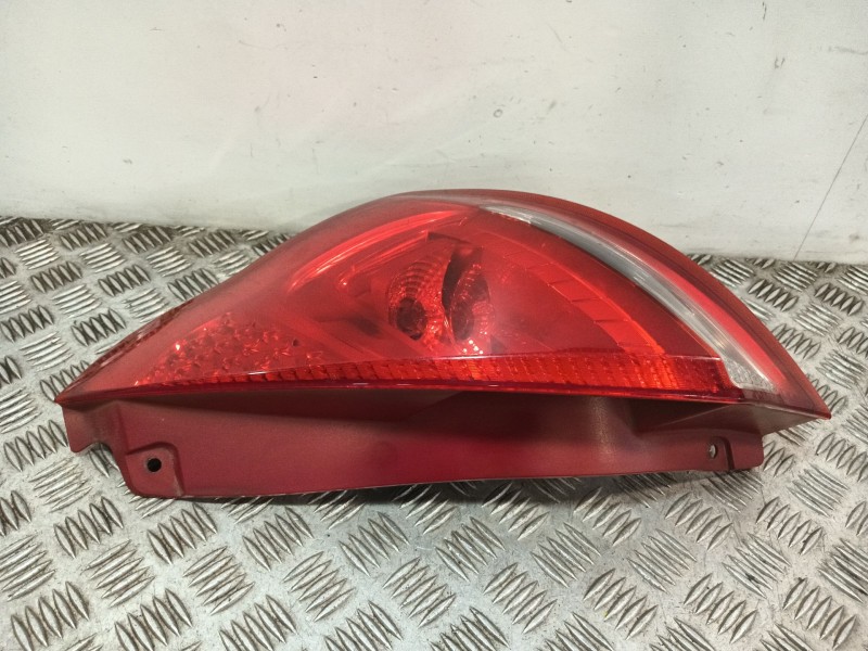 Recambio de piloto trasero derecho para ford fiesta vi (cb1, ccn) 1.4 tdci referencia OEM IAM 8A6113404A  