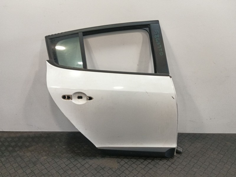 Recambio de puerta trasera derecha para renault megane iii berlina 5 p referencia OEM IAM 821006386R 821008419R 