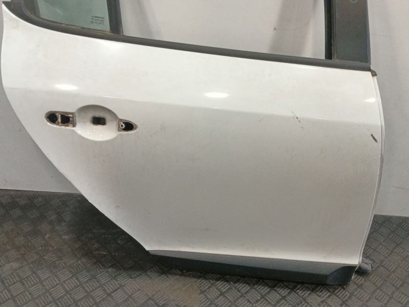 Recambio de puerta trasera derecha para renault megane iii berlina 5 p referencia OEM IAM 821006386R 821008419R 