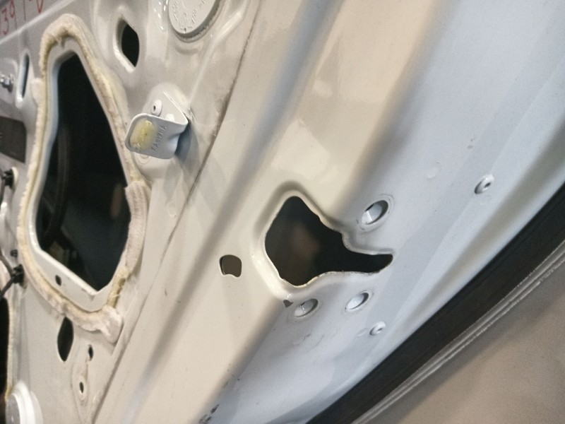 Recambio de puerta trasera derecha para renault megane iii berlina 5 p referencia OEM IAM 821006386R 821008419R 
