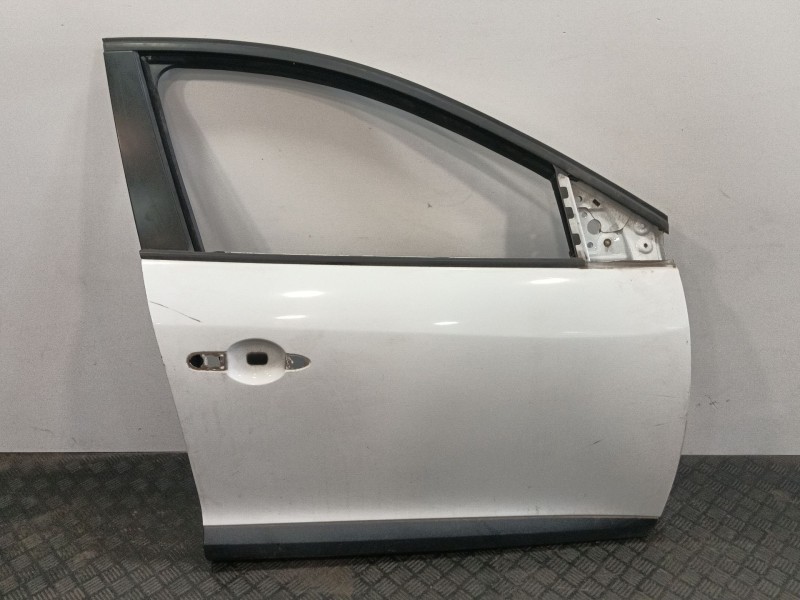 Recambio de puerta delantera derecha para renault megane iii berlina 5 p referencia OEM IAM 801009742R 801003028R 