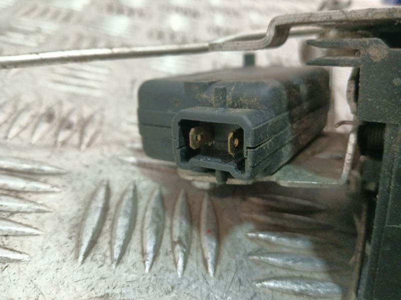 Recambio de cerradura puerta delantera derecha para dacia logan referencia OEM IAM 8200928447  