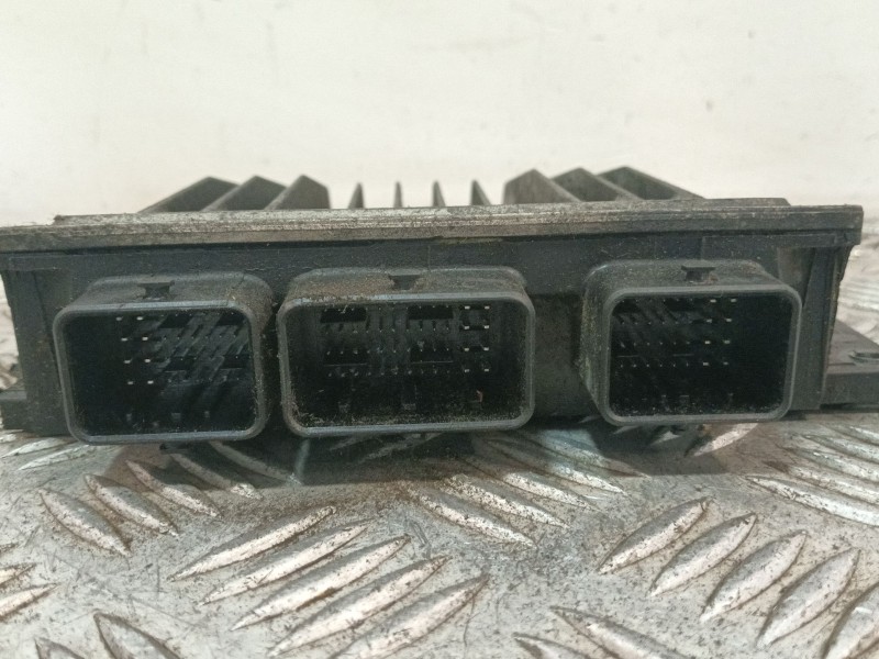 Recambio de centralita motor uce para dacia logan referencia OEM IAM 8201002106 8201083336 